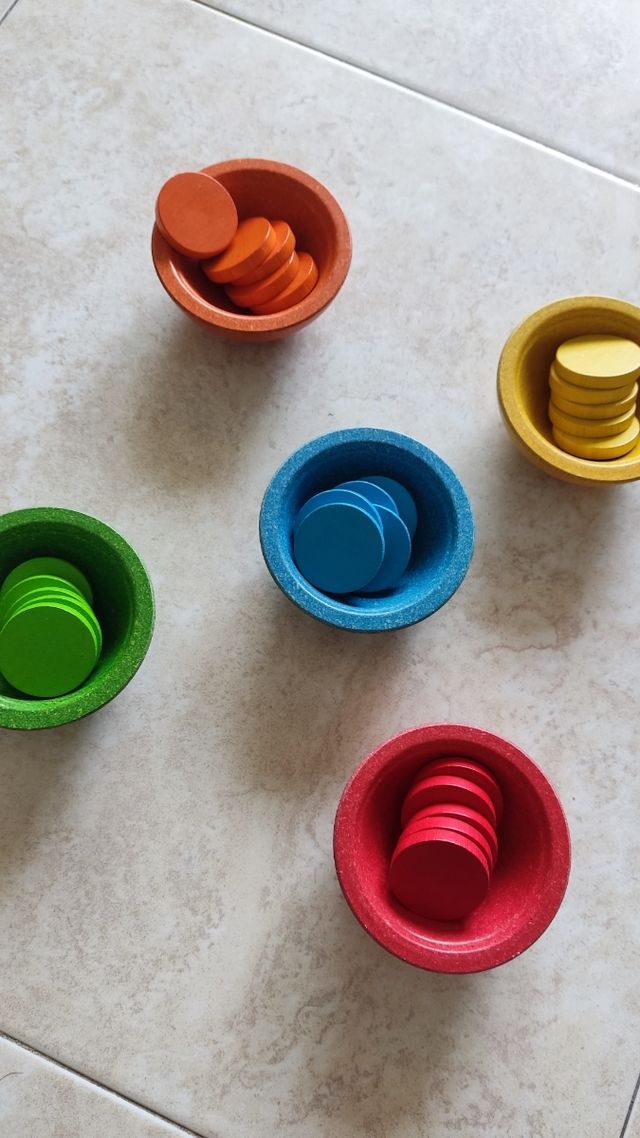 Tazas para contar y clasificar colores
