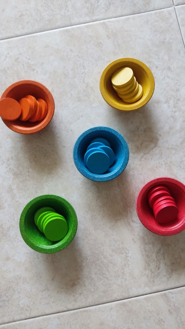 Tazas para contar y clasificar colores