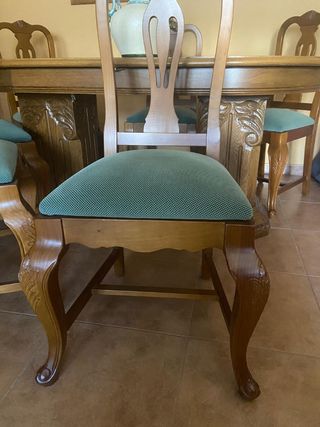 Mesa Comedor Roble Macizo Tallado y 6 sillas .
