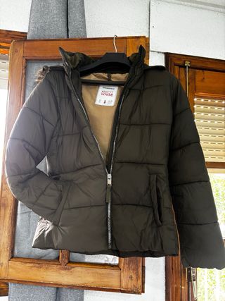 Cazadora verde con capucha