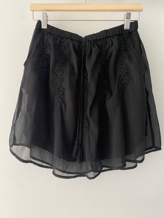 Falda corta negra con bordado y bolsillos