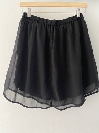 Falda corta negra con bordado y bolsillos