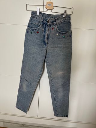 Pantalón vaquero vintage tachuelas multicolor