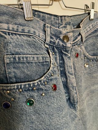 Pantalón vaquero vintage tachuelas multicolor