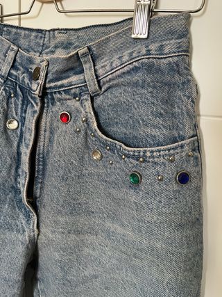 Pantalón vaquero vintage tachuelas multicolor