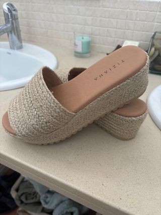 Sandalias Tiziana Beige Cuña son 39 pero calza 38