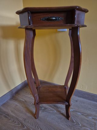 Mesa auxiliar de madera con cajón