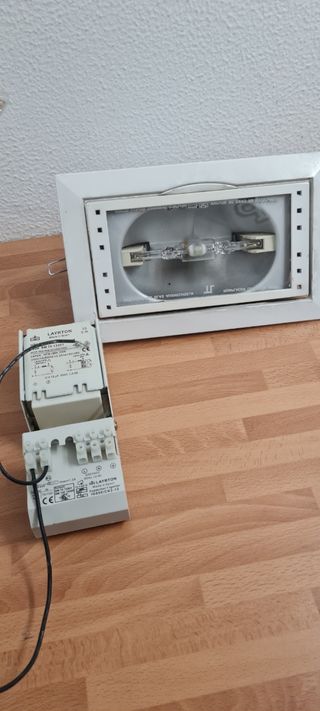 Equipo Halogenuro con foco y bombilla LAYRTON 70W