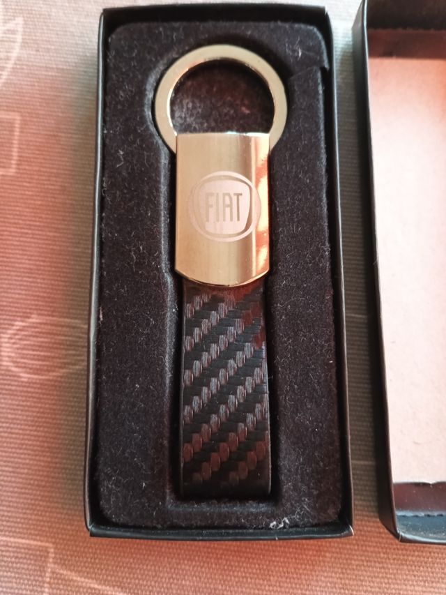 Llavero Fiat Carbono y Metal Dorado