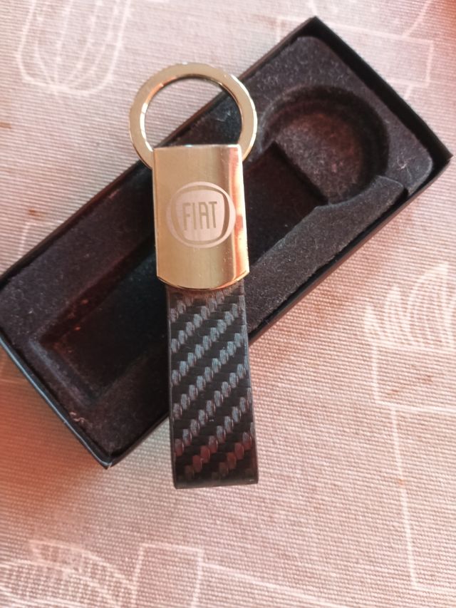 Llavero Fiat Carbono y Metal Dorado