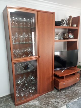 Sofá cama gris y mesa comedor con 6 sillas