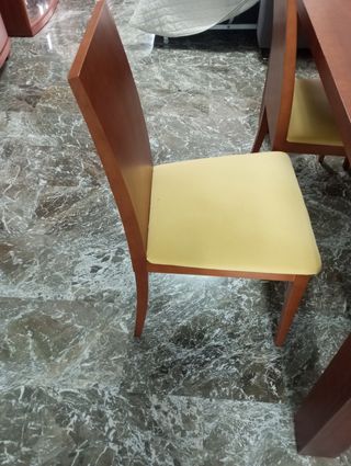 Sofá cama gris y mesa comedor con 6 sillas