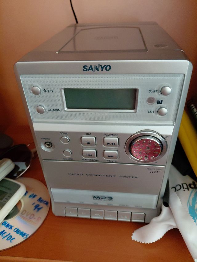 Todo bien menos el radiocasete hay que arr
