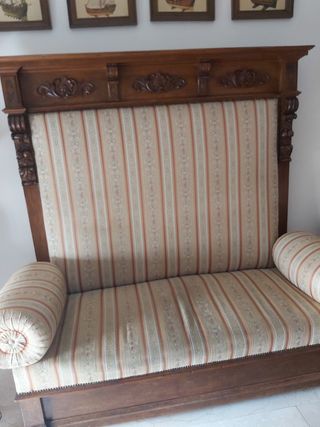 Sofá antiguo de madera y tela