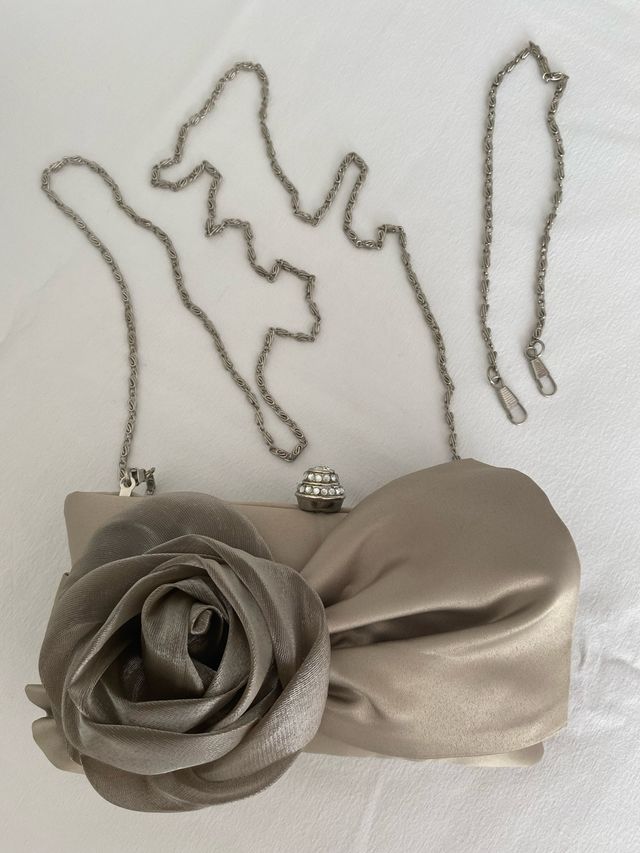 Bolso de fiesta beige con flor y cadena