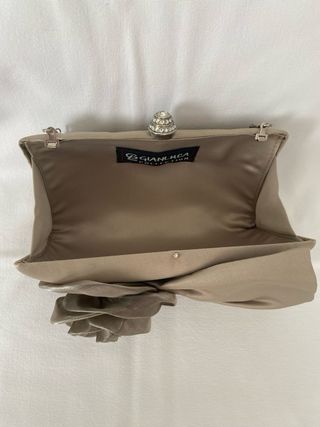 Bolso de fiesta beige con flor y cadena