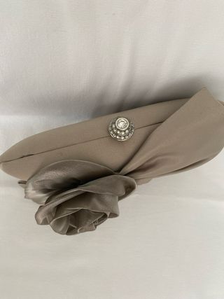 Bolso de fiesta beige con flor y cadena