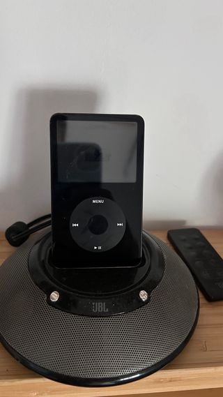 iPod Classic 5a Gen 30GB Negro y altavoz JBL