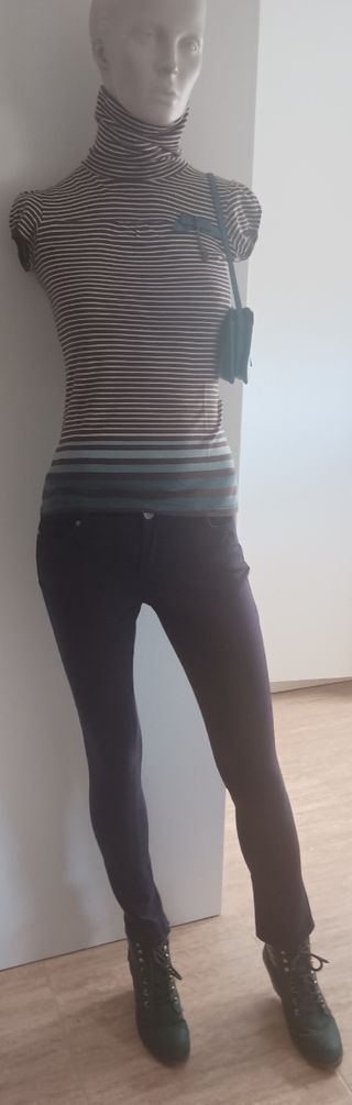 Pantalones azul marino ajustados