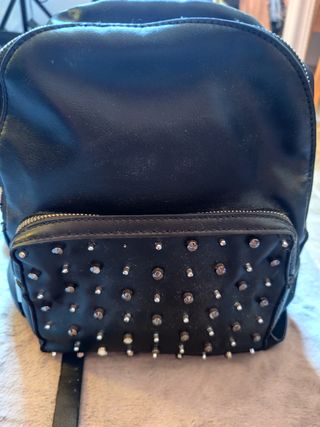 Mochila negra con tachuelas