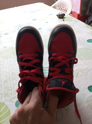 Tenis Jordan Negro y Rojo
