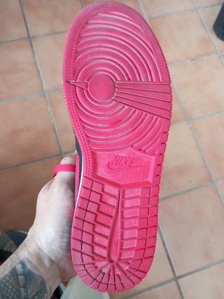 Tenis Jordan Negro y Rojo