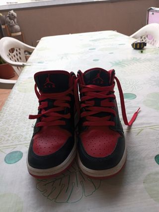 Tenis Jordan Negro y Rojo