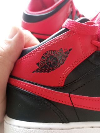 Tenis Jordan Negro y Rojo