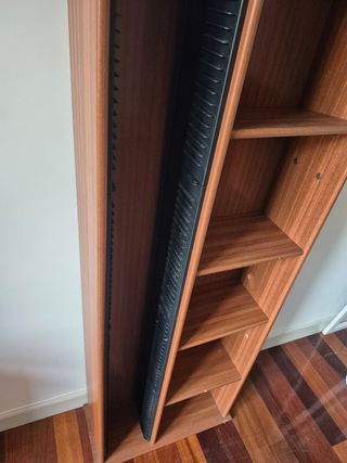 Estantería de madera con compartimentos para CDs