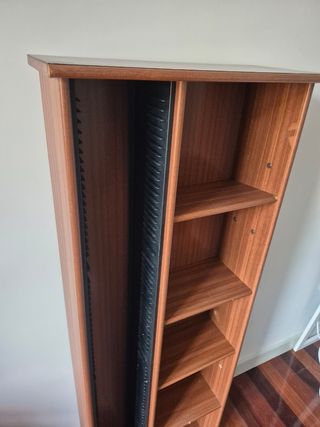 Estantería de madera con compartimentos para CDs