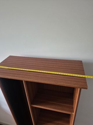 Estantería de madera con compartimentos para CDs