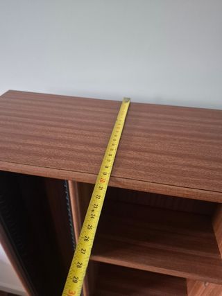 Estantería de madera con compartimentos para CDs