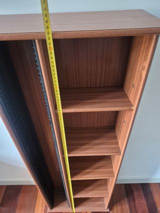 Estantería de madera con compartimentos para CDs