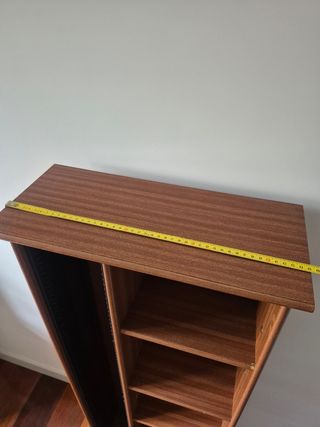 Estantería de madera con compartimentos para CDs