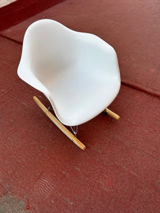 Mecedora infantil blanca y madera