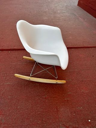 Mecedora infantil blanca y madera