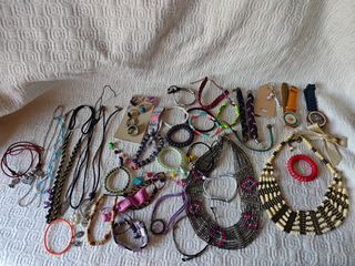 Lote bisutería: 42 unidades collares pulseras anil