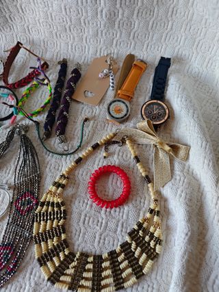 Lote bisutería: 42 unidades collares pulseras anil