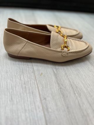 Zapatos planos beige con detalle dorado