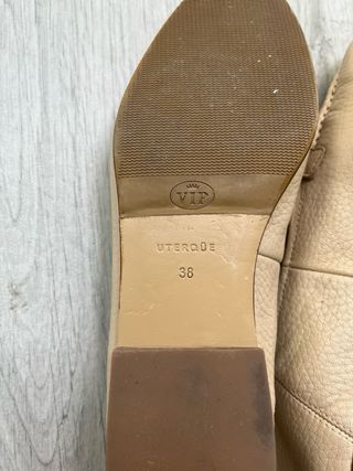 Zapatos planos beige con detalle dorado
