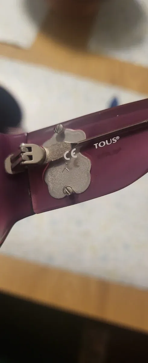 Gafas de sol Tous Moradas con funda