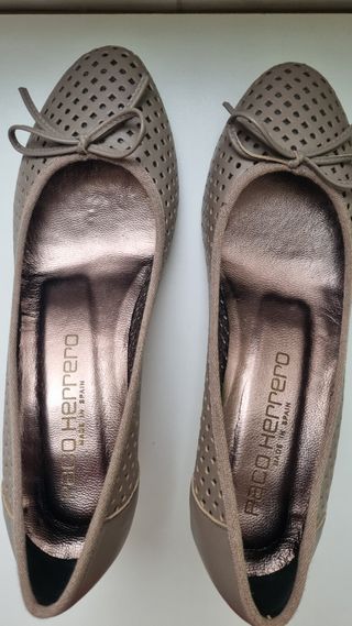 Zapatos beige/gris con perforaciones y lazo