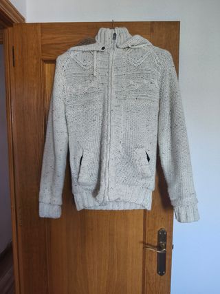 Chaqueta de punto beige con capucha hombre