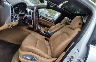 Porsche Cayenne Híbrido ECO. Libro Porsche. NEGOCI
