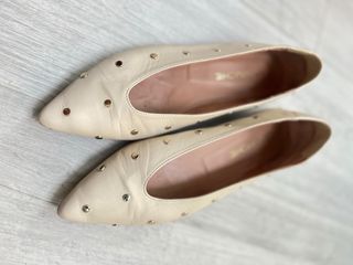 Zapatos planos beige con tachuelas doradas