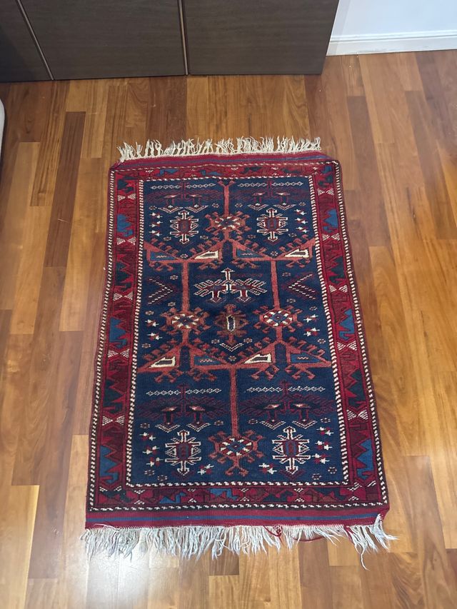 Alfombra azul y roja