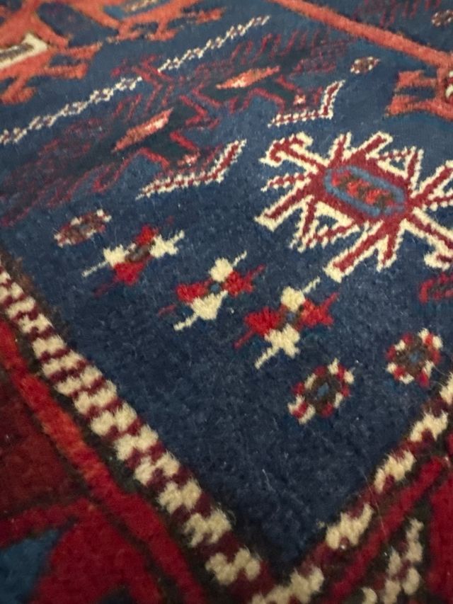 Alfombra azul y roja