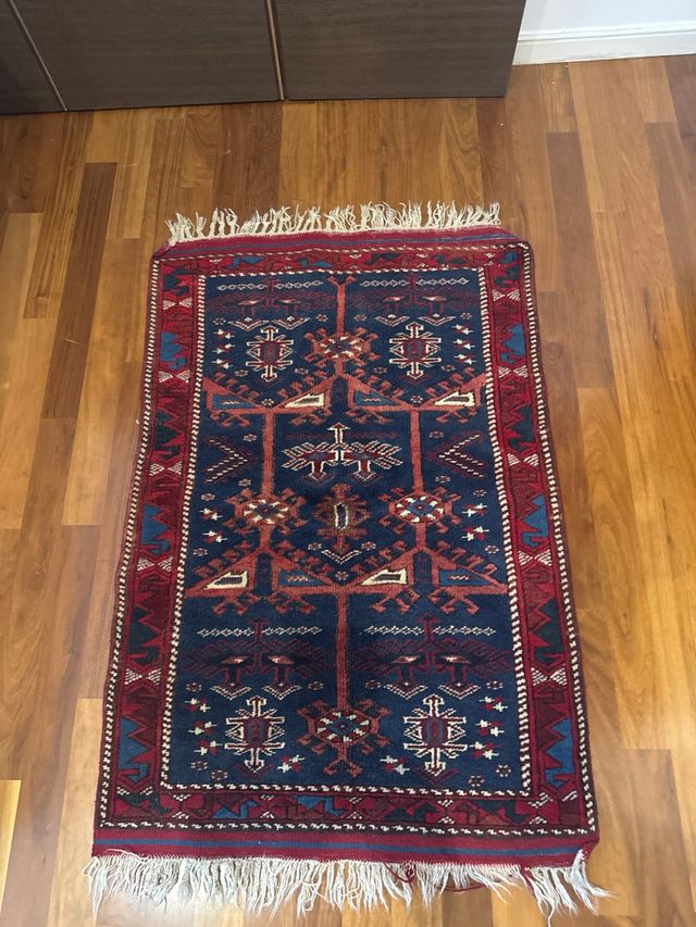 Alfombra azul y roja