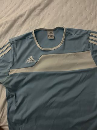Camiseta deportiva Adidas azul y blanca