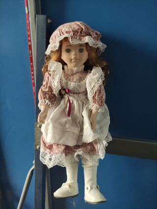 Muñeca de Porcelana Louisa - The Classique Collect